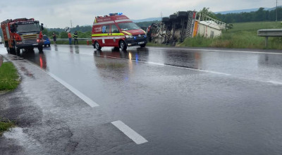 ACUM! Accident în Argeș! Un TIR s-a RĂSTURNAT