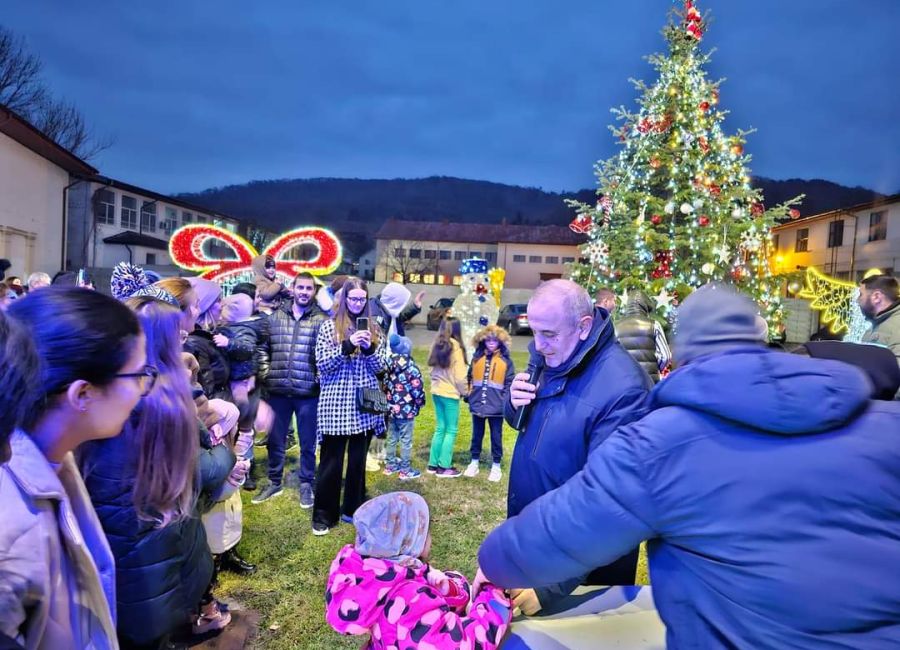 Magie la Ștefănești! A fost aprins iluminatul festiv