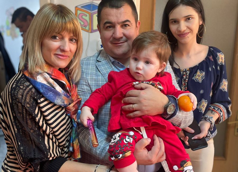 Adrian Bughiu și sotia sa i-au serbat ziua și tăiat moțul unei micuțe dintr-un centru maternal