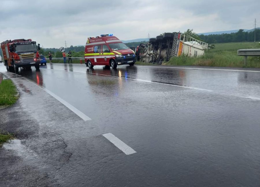 ACUM! Accident în Argeș! Un TIR s-a RĂSTURNAT