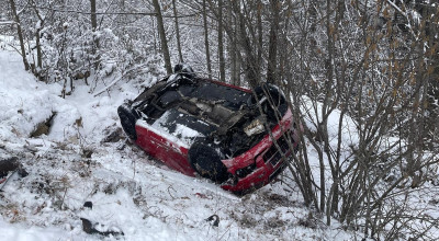 ACUM! Accident în Argeș! S-a RĂSTURNAT cu mașina într-o RÂPĂ