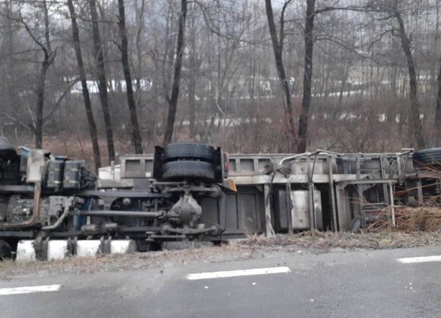 ACUM! Accident GRAV în Argeș! Un TIR s-a RĂSTURNAT