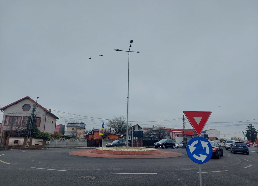 Amenajarea sensului giratoriu Calea Craiovei - Târg Săptămânal a fost finalizată!