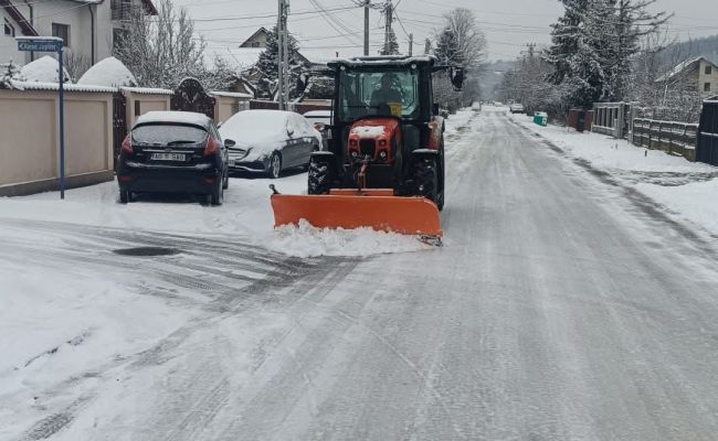 La Ștefănești se lucrează la deszăpezirea drumurilor!
