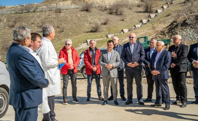 Petre Daea: “Îl felicit pe Ion Mînzînă pentru investițiile record din județul Argeș și pentru că tot timpul este alături de producătorii agricoli!”