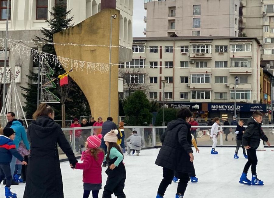 Patinoarul din centrul Piteştiului va rămâne deschis până la 1 martie