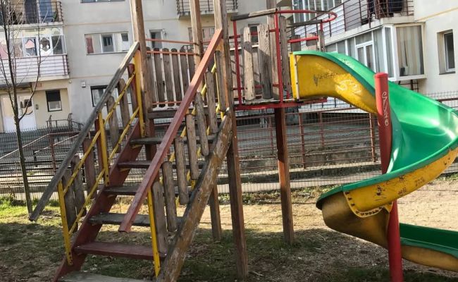 Cinci locuri de joacă din Pitești vor fi MODERNIZATE