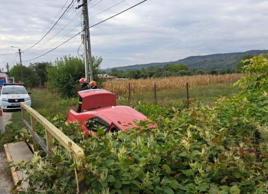 ACUM! Accident în Argeș! A intrat cu mașina într-un șanț