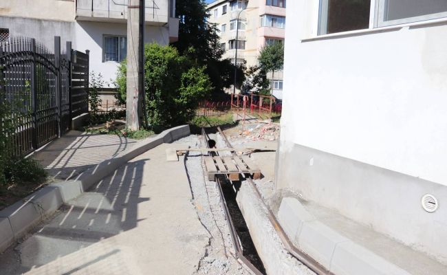 Continuă lucrările de modernizare în zona blocului A 20 din Mioveni