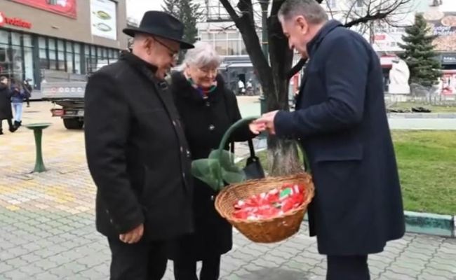 Primarul Gentea a oferit mărţişoare doamnelor şi domnişoarelor