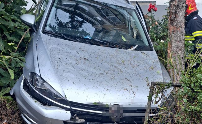 Accident INCREDIBIL în Pitești! A intrat cu mașina în balconul unui BLOC!