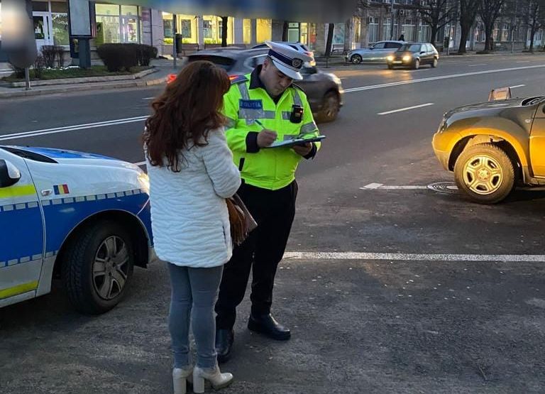 Polițiștii, amenzi pentru pietonii care au traversat neregulamentar
