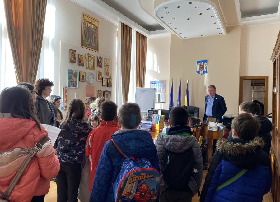Copiii de la Școala Gimnazială 'Ion Pillat', în vizită la Primăria Pitești!