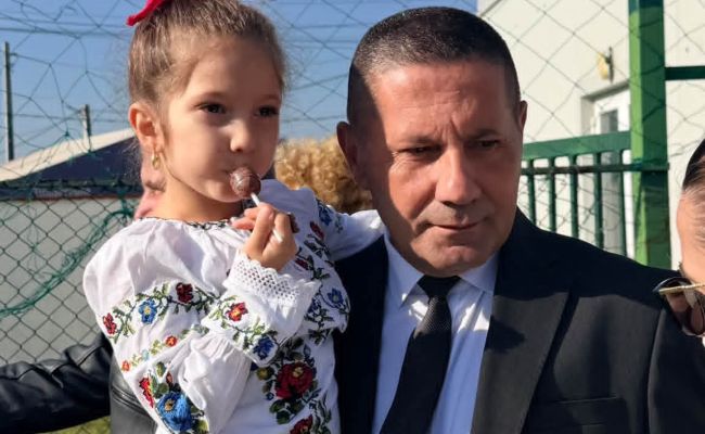 Primarul Dan Stroe a fost prezent la Târgurile de Toamnă organizate de elevii din Bradu!