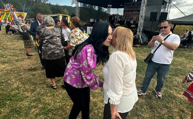 Ministrul Muncii, în horă alături de cetăţenii de la Vultureşti