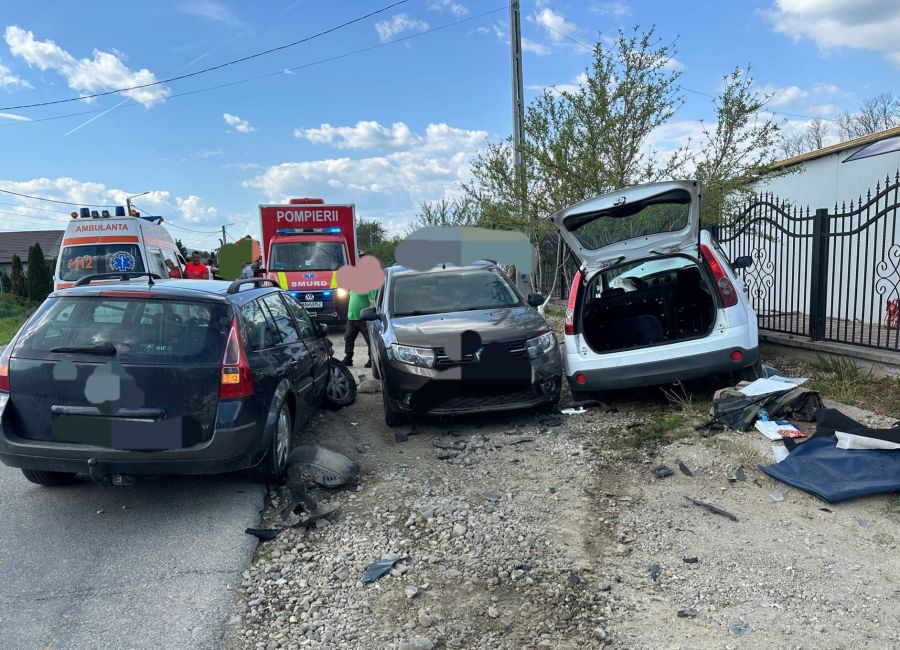 ACUM! Accident cu TREI MAȘINI în Argeș!