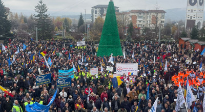 VIDEO! ACUM! Mii de angajaţi Dacia protestează în centrul Mioveniului