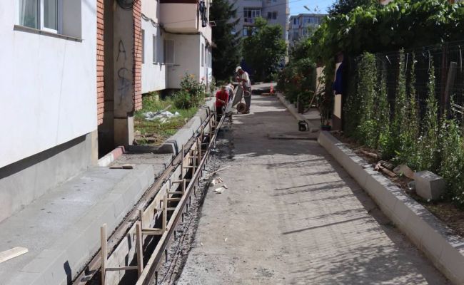 Continuă lucrările de modernizare în zona blocului A 20 din Mioveni