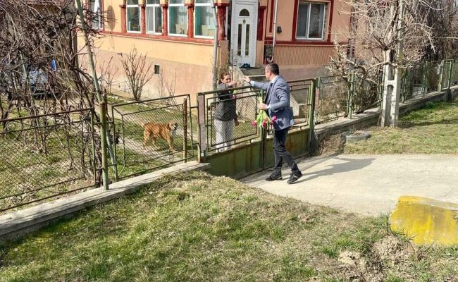 Primarul comunei Budeasa a oferit flori doamnelor și domnișoarelor
