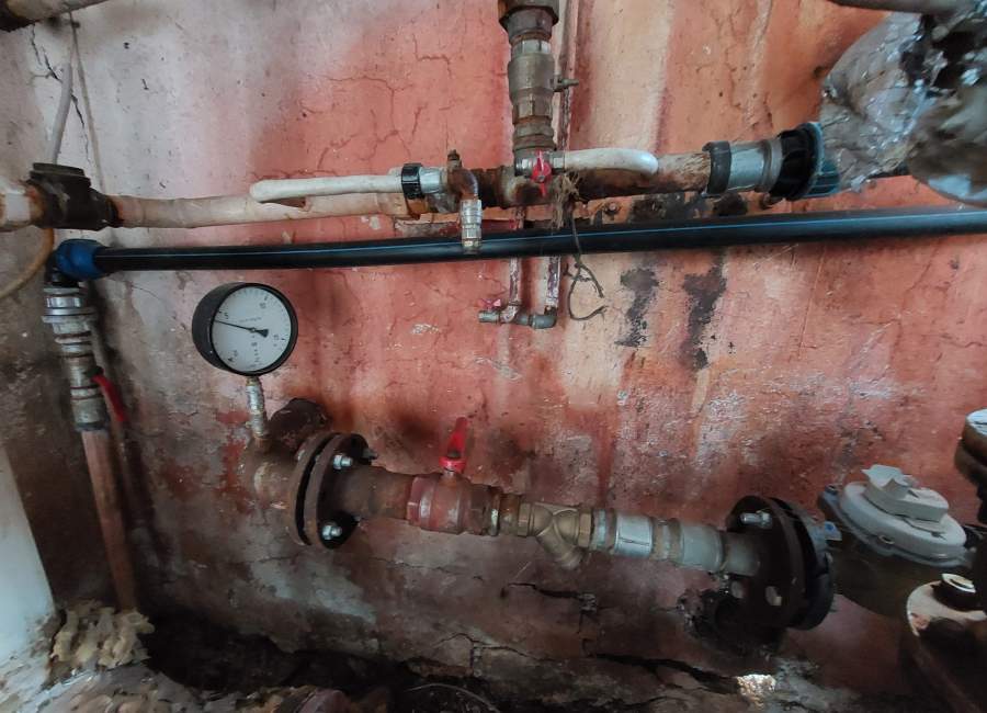 Branșament de apă clandestin identificat la o asociație de proprietari din Pitești