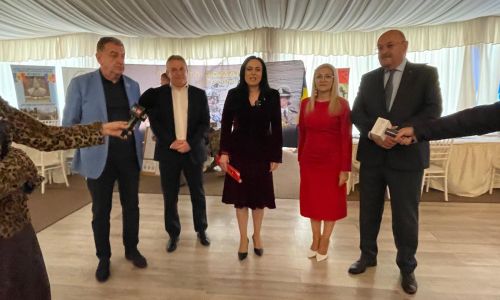 Ministrul Simona Bucura-Oprescu, președintele CJ Argeș Ion Mînzînă și primarul Cristian Gentea s-au întâlnit cu angajatorii și candidații de la Bursa Locurilor de Muncă de la Pitești! Argeșul se dezvoltă prin investiții majore care aduc locuri de muncă pl