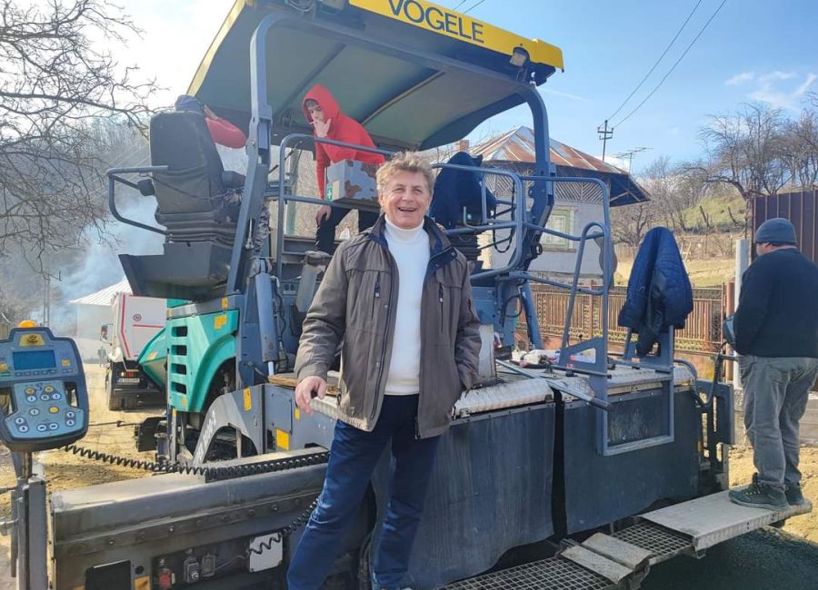 Lucrări de asfaltare în comuna Bogați