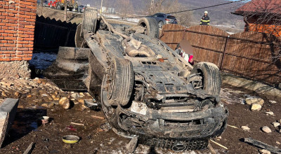Accident în Argeș! S-a RĂSTURNAT cu mașina în curtea unei gospodării