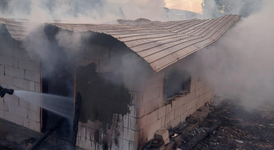Argeşean reţinut după ce şi-a dat FOC la casă