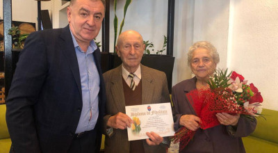 Primarul Gentea a premiat un cuplu din Piteşti care a împlinit 70 de ani de căsătorie