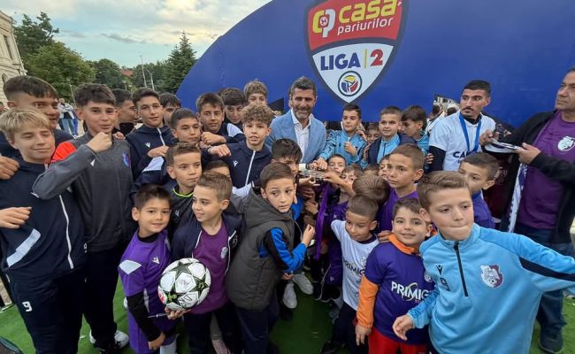 Petrecere alb-violetă în centrul Piteștiului!