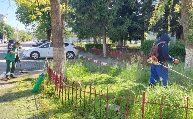 În Mioveni se lucrează la modernizarea spațiilor verzi