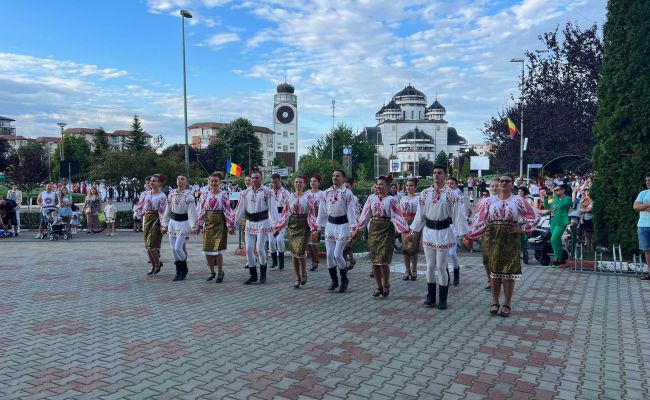 Ministrul Muncii la Festivalul Național de Folclor de la Mioveni: "Să ducem sămânța de neam și de țară mai departe!"
