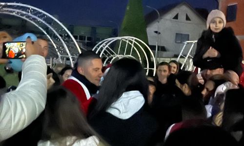 În comuna Bradu a fost aprins iluminatul festiv