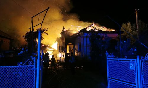 INCENDIU în Argeș! O casă s-a făcut SCRUM!