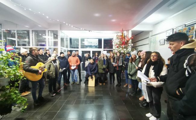 Primarul de la Mioveni colindat de zeci de copii