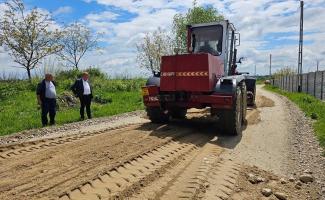 Lucrări de asfaltare la Ştefăneşti