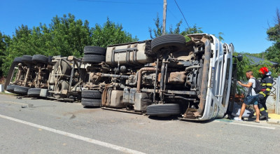 ACUM! Un TIR încărcat cu pui s-a RĂSTURNAT în Argeș!