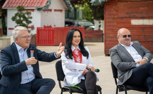 Unul dintre cei mai importanți lideri europeni, în Argeș alături de ministrul Muncii, Simona Bucura-Oprescu, și de președintele Consiliului Județean, Ion Mînzînă!
