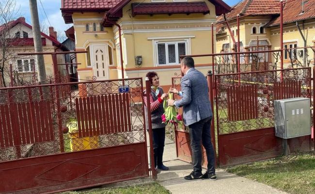 Primarul comunei Budeasa a oferit flori doamnelor și domnișoarelor