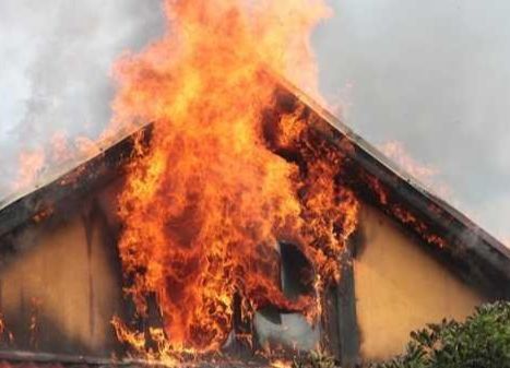 ACUM! Incendiu într-o GOSPODĂRIE din Argeș!