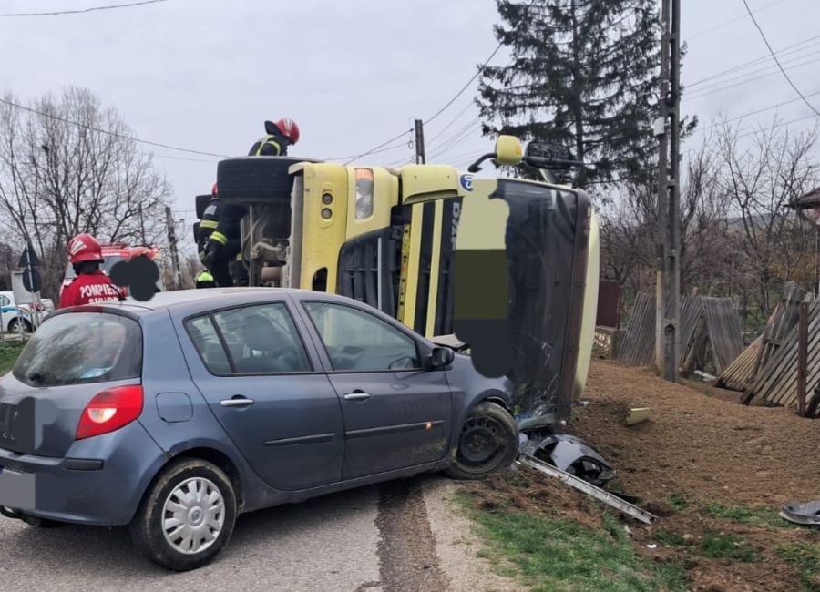 Accident în Argeș! Un camion s-a RĂSTURNAT