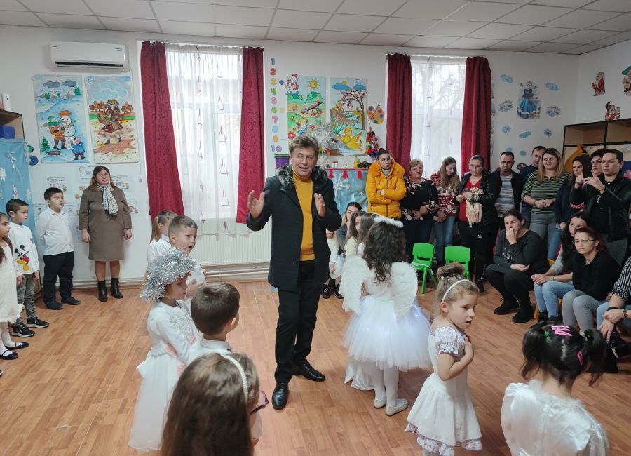 Moş Crăciun a venit cu daruri la micuţii de la grădiniţele din comuna Bogaţi