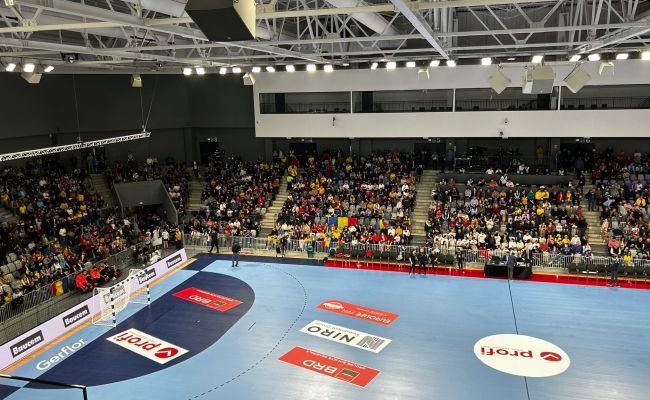 Marcel Ciolacu împreună cu Cristian Gentea la meciul de handbal România-Portugalia de la Pitești