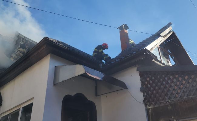 ACUM! INCENDIU într-o GOSPODĂRIE din Argeș!