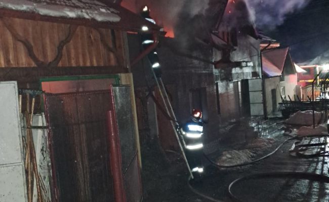 Incendiu URIAȘ în Argeș! Trei case făcute SCRUM