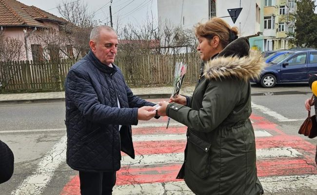 Primarul Nicolae Velcea a oferit mărțișoare doamnelor și domnișoarelor