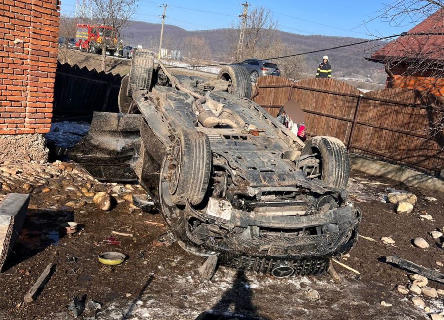 Accident în Argeș! S-a RĂSTURNAT cu mașina în curtea unei gospodării