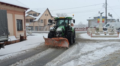 La Ștefănești se lucrează la deszăpezirea drumurilor!
