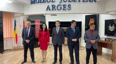 Ambasadorul Chinei, la expoziţia de artă tradiţională chineză în Argeş