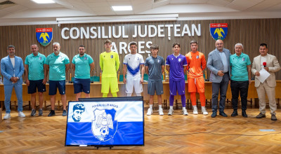 500 de tineri fotbaliști de la FC Argeș au primit echipamente noi de joc, printr-un proiect cofinanțat de Consiliul Județean Argeș